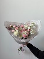 Букет сборный из генисты, кустовых пионовидных роз, кустовых диантусов и хризантемы