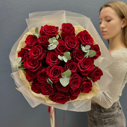 Букет из красных роз с эвкалиптом #25