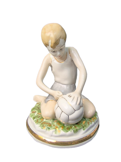 Фарфоровая статуэтка "Юный футболист" Чудово