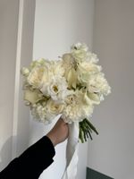 Свадебный букет из калл, диантусов, одноголовых роз,лизиантуса и маттиолы