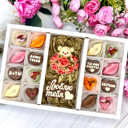 Шоколадный набор "Мишка с розами. Люблю тебя": шоколадка-надпись и 16 конфет ручной работы