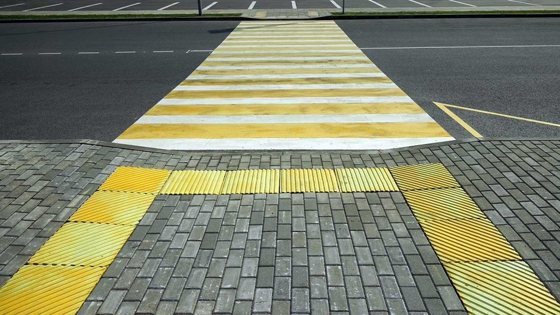 О правилах ухода за покрытиями на основе тактильной плитки