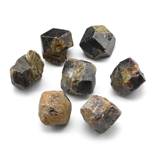 Минерал гранат 27*23*21 мм, 28-33,99 гр.