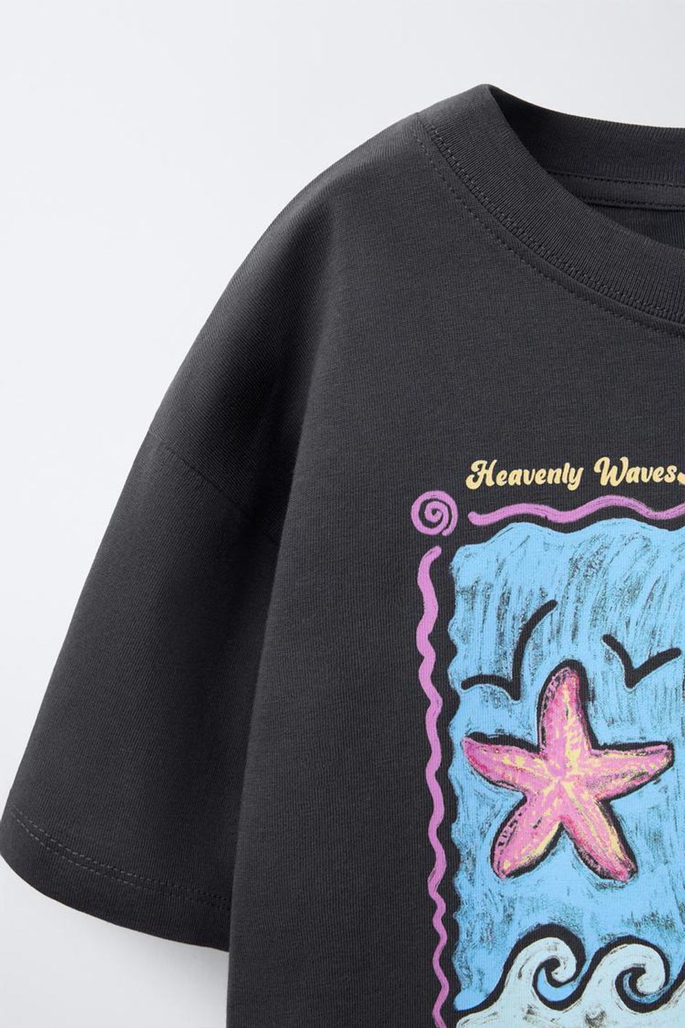 ZARA ФУТБОЛКА С ПРИНТОМ «СЕРФИНГ», АНТРАЦИТОВО-СЕРЫЙ