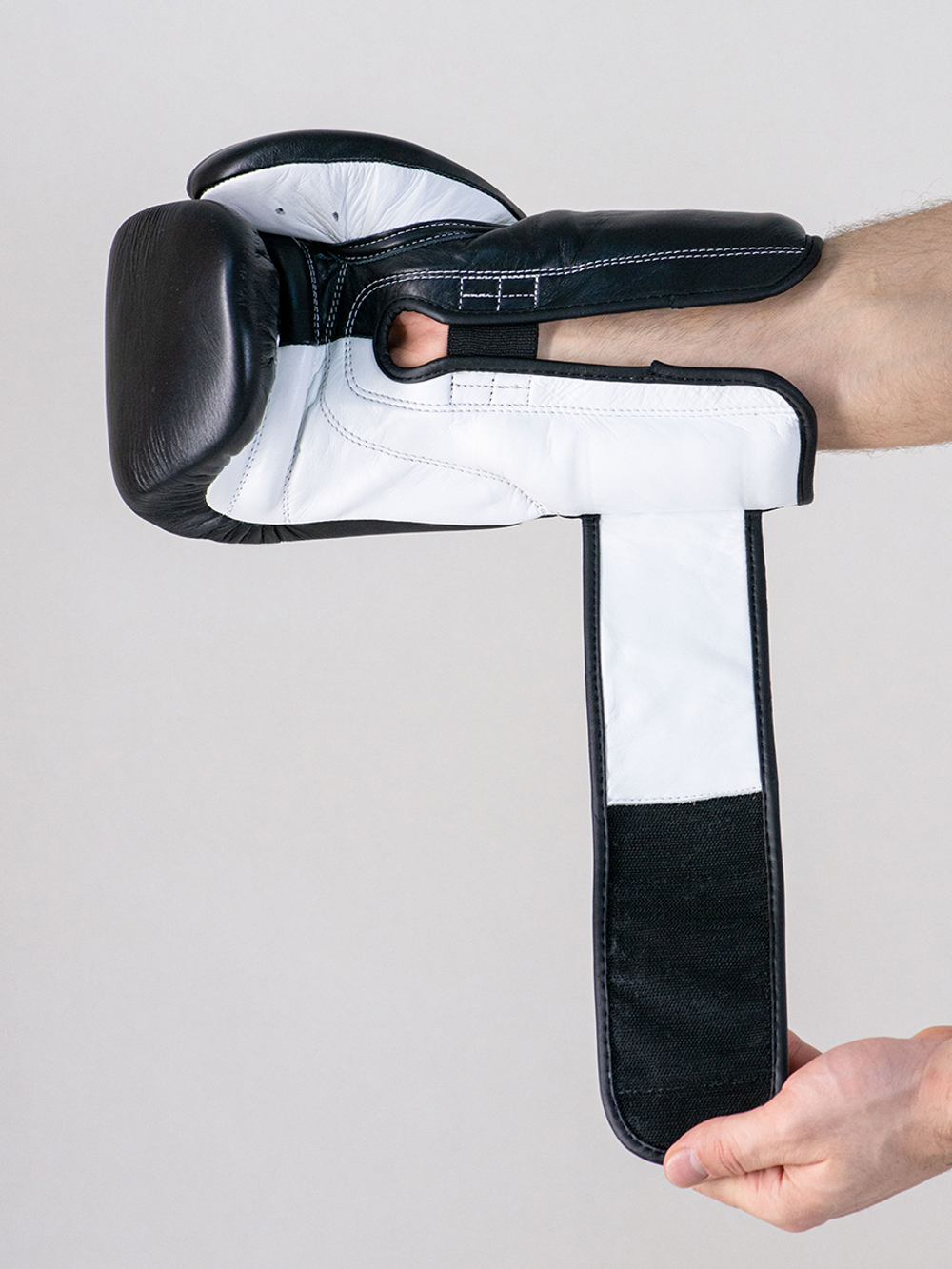 Перчатки боксерские LEADERS LS 2 BK/WH (черно-белые)