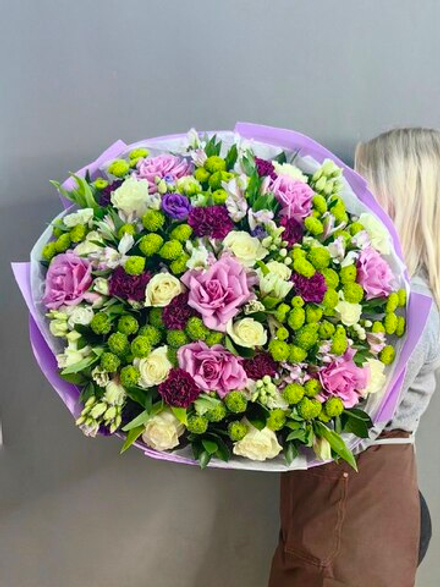 Авторский букет в сиренево-зеленой гамме