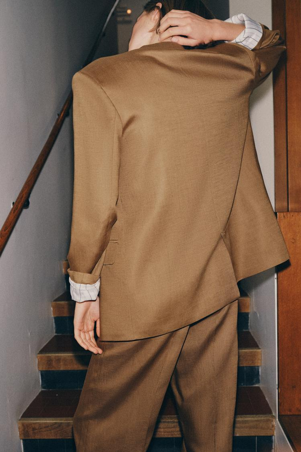 ZARA ДВУБОРТНЫЙ ЛЬНЯНОЙ БЛЕЙЗЕР СО СКАТАННЫМИ РУКАВАМИ, КАРАМЕЛЬНЫЙ