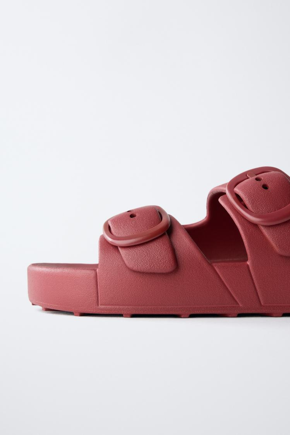 ZARA РЕЗИНОВЫЕ ТАПОЧКИ С ПРЯЖКАМИ, ГРАНАТОВЫЙ