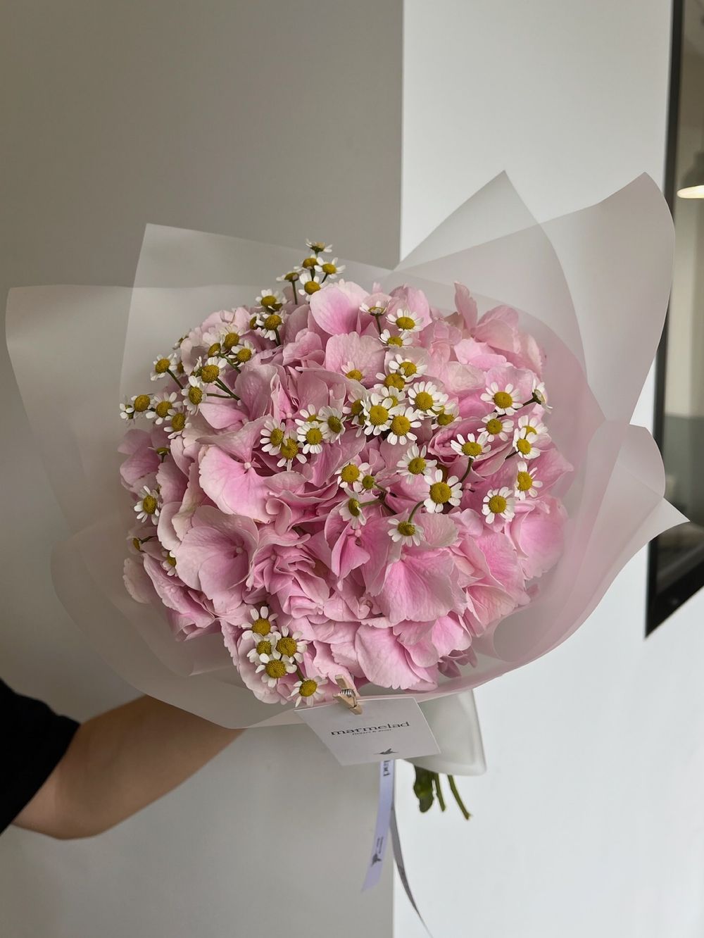 Авторский букет из гортензии и ромашки