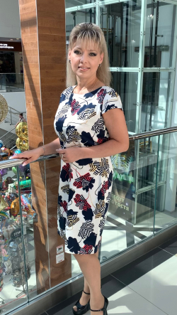 Укороченное яркое летнее платье с коротким рукавом