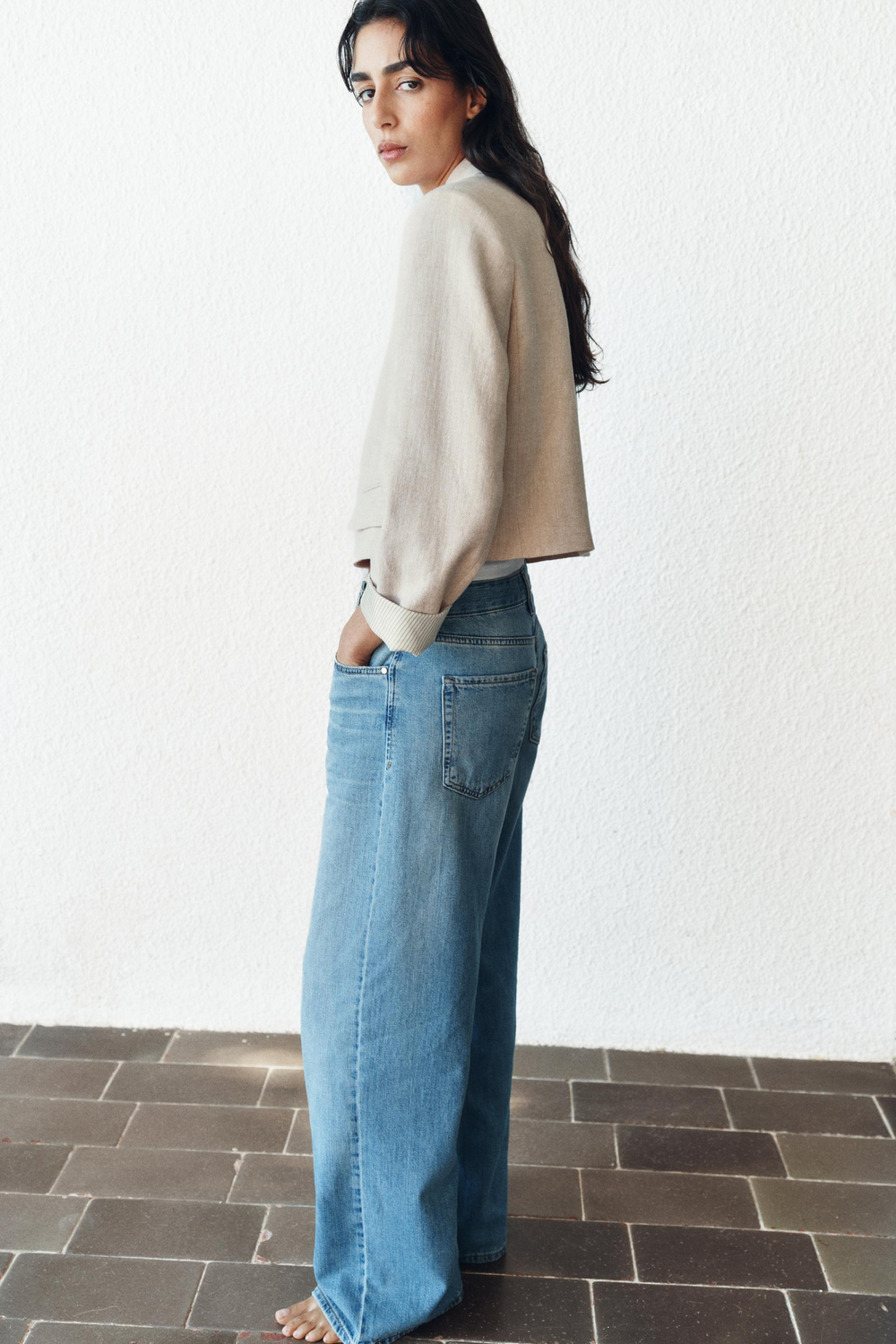 ZARA УКОРОЧЕННЫЙ БЛЕЙЗЕР ИЗ СМЕСОВОГО ЛЬНА С ПОДПЛЕЧНИКАМИ, СВЕТЛО-БЕЖЕВЫЙ