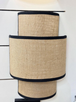 Стильное настенное бра с многоуровневым абажуром из натурального текстиля.
