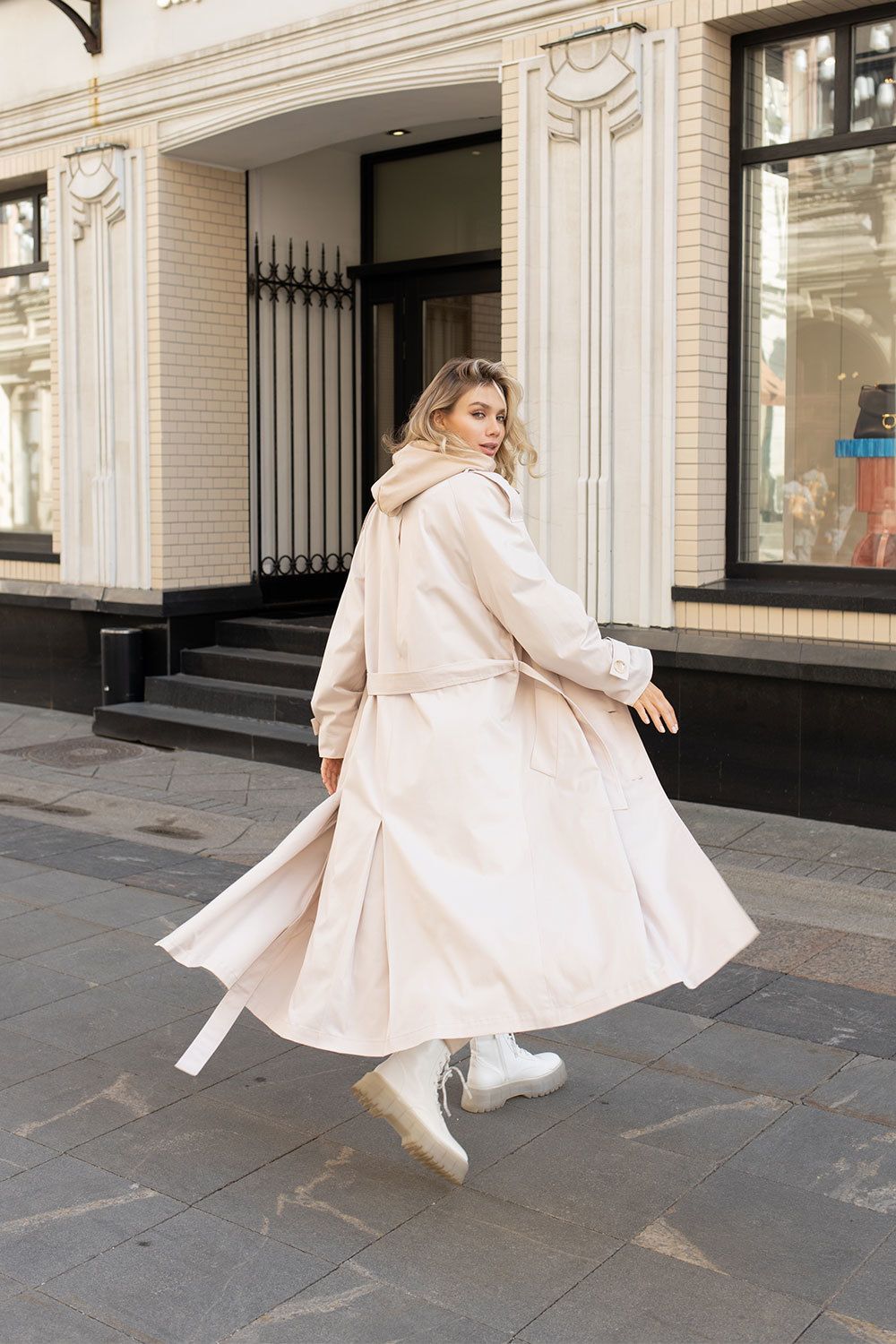 Свободный тренч из атласного хлопка жемчужного цвета