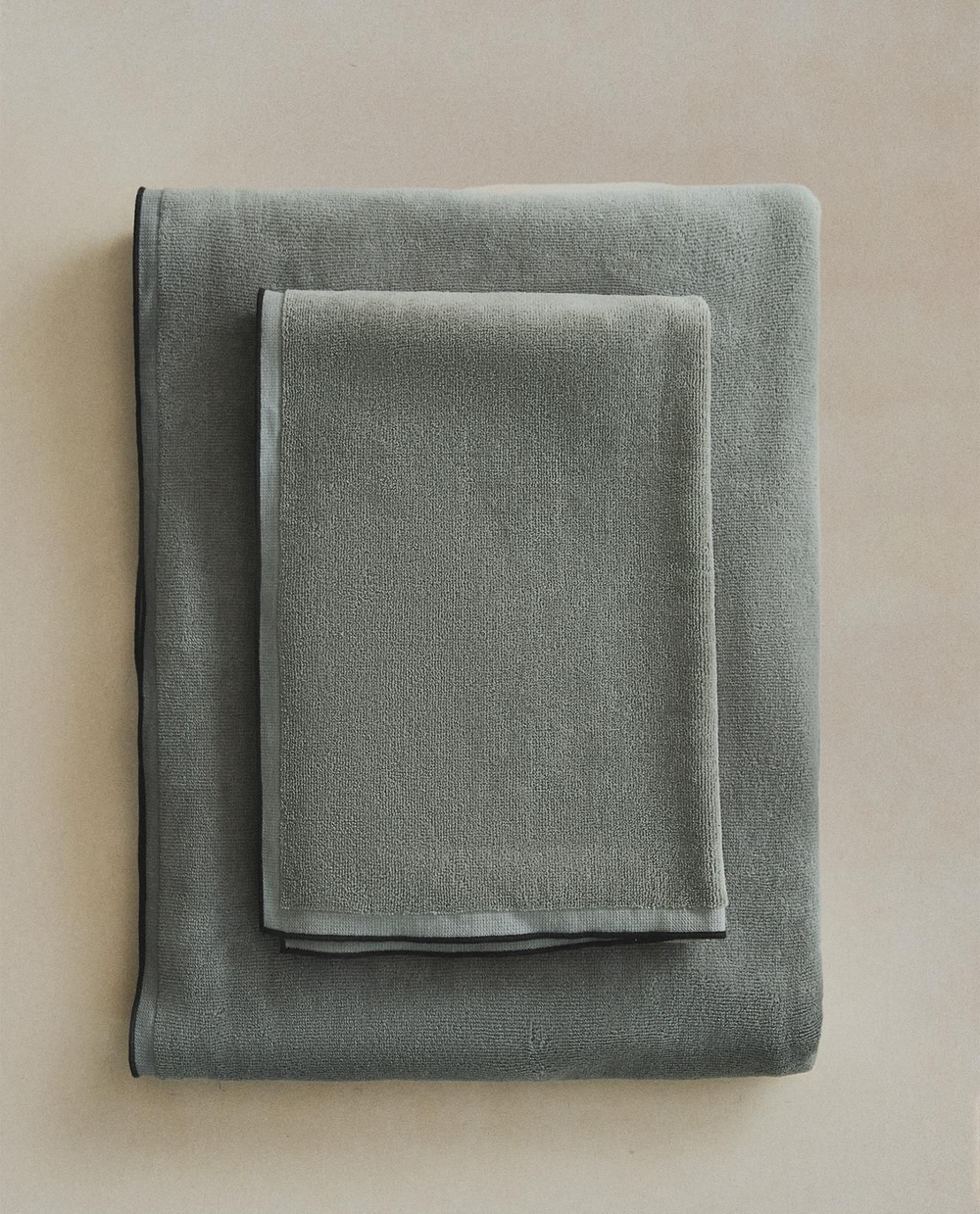 Zara Home - Велюровое банное полотенце с оверлоком, зеленый, 50х90 см