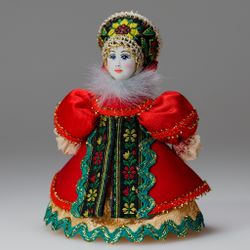 Малая подвесная кукла в зимнем костюме