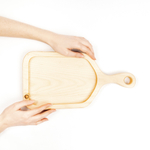 Деревянная доска из цельного куска древесины кедра с выборкой и ручкой. RD99