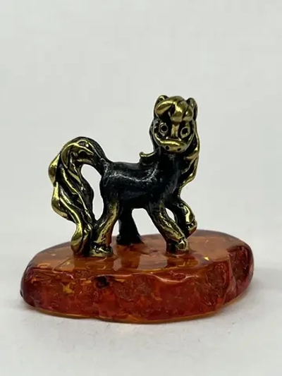 Бронзовая статуэтка на янтаре