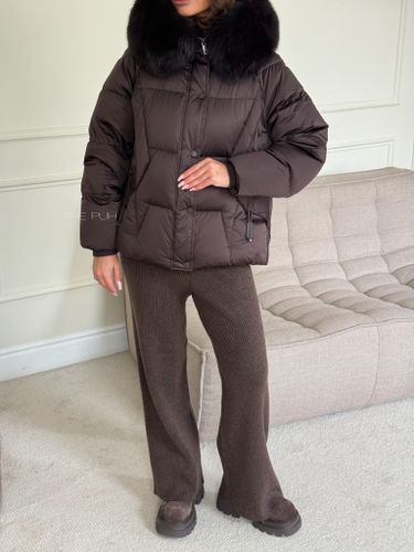 Короткий шоколадный пуховик с мехом лисы