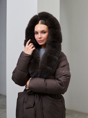 Удлиненный шоколадный пуховик с поясом и мехом