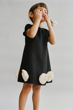 ZARA ПЛАТЬЕ С ЦВЕТАМИ 3D И КОНТРАСТНОЙ ОТДЕЛКОЙ, ЧЕРНЫЙ