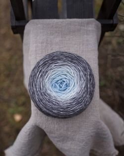 Градиент на шапку с кашемиром "Серый с голубым"