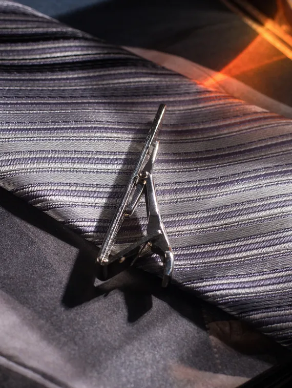 Зажим для галстука стальной "Классический" округлый с эмалью, цвет чёрный в серебре