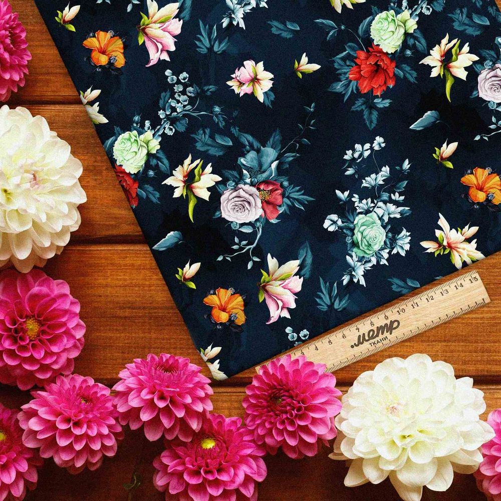 Ткань атлас цветы на темно-синем фоне