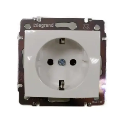 Розетка Legrand Valena + рамка 3 поста Белая