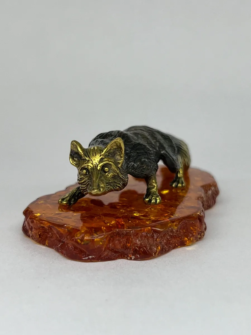 Бронзовая статуэтка на янтаре