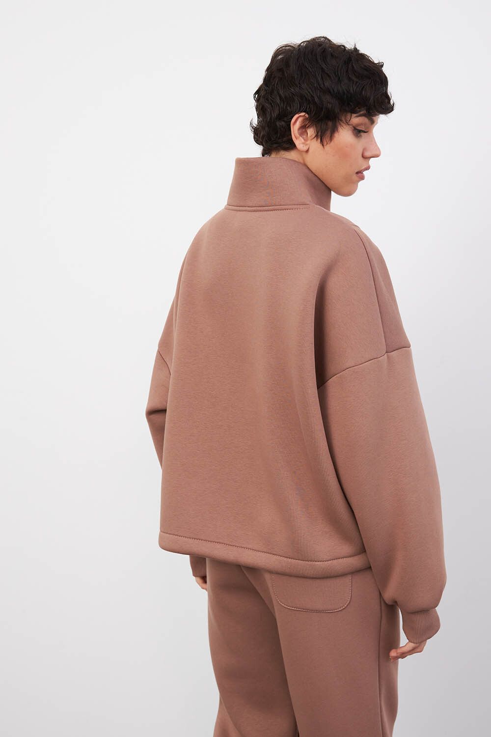 Утепленная олимпийка на молнии цвета молочный шоколад