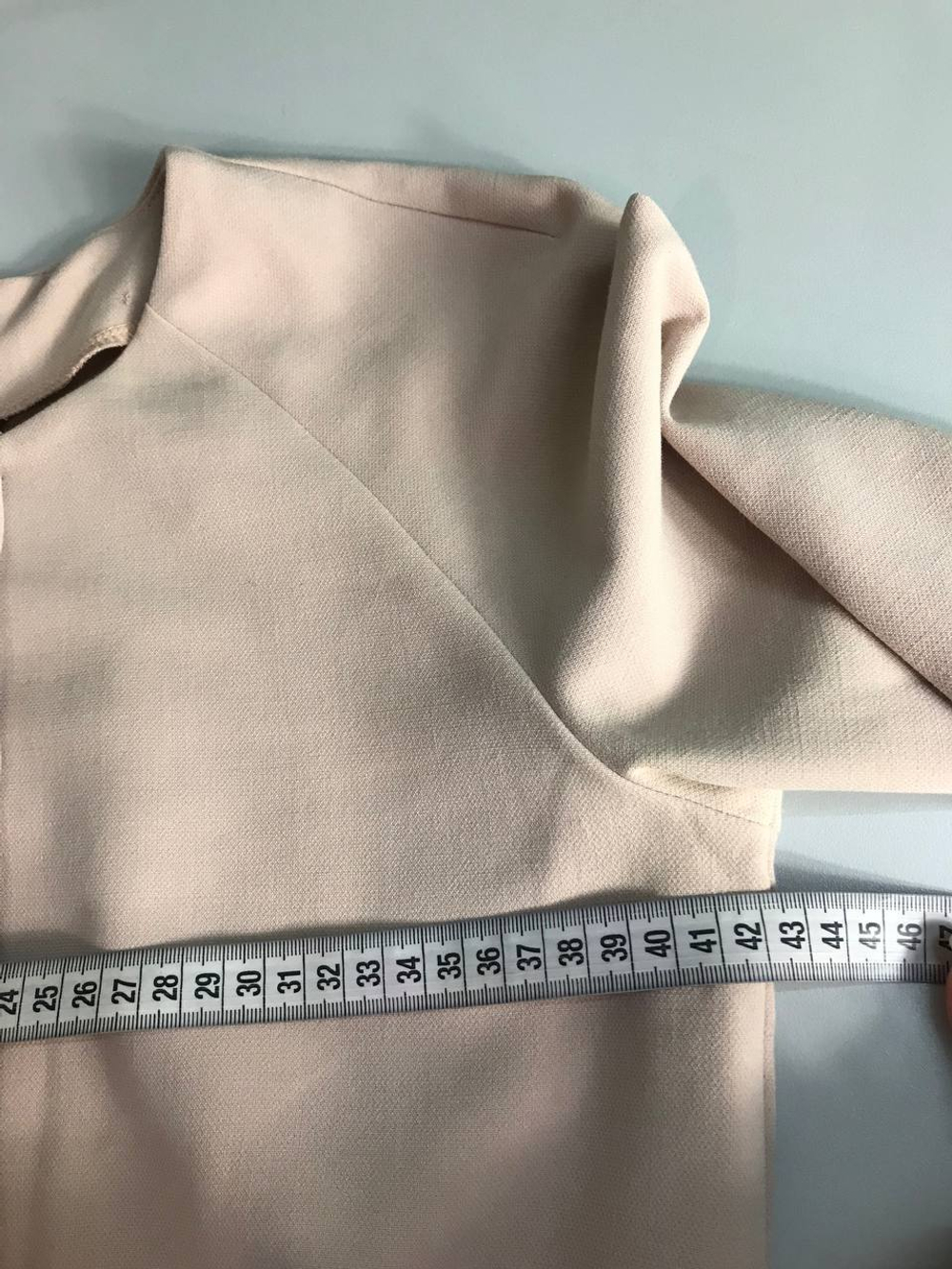 Платье лаконичное, со стильными пуговицами по всей длине 44 размер