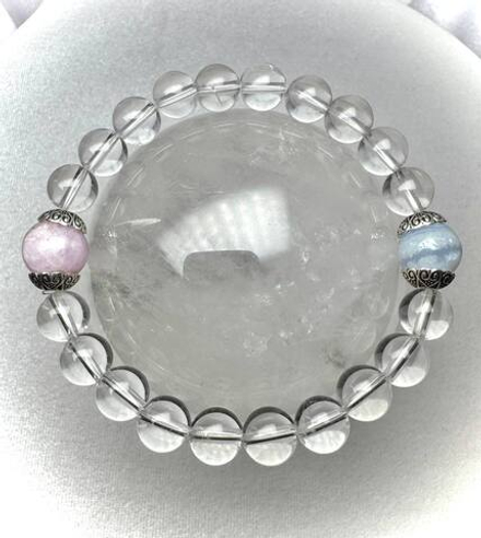 Браслет из Горного хрусталя с бусинами Кунцита и Сапфирина