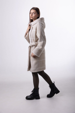 Пальто с капюшоном утепленное