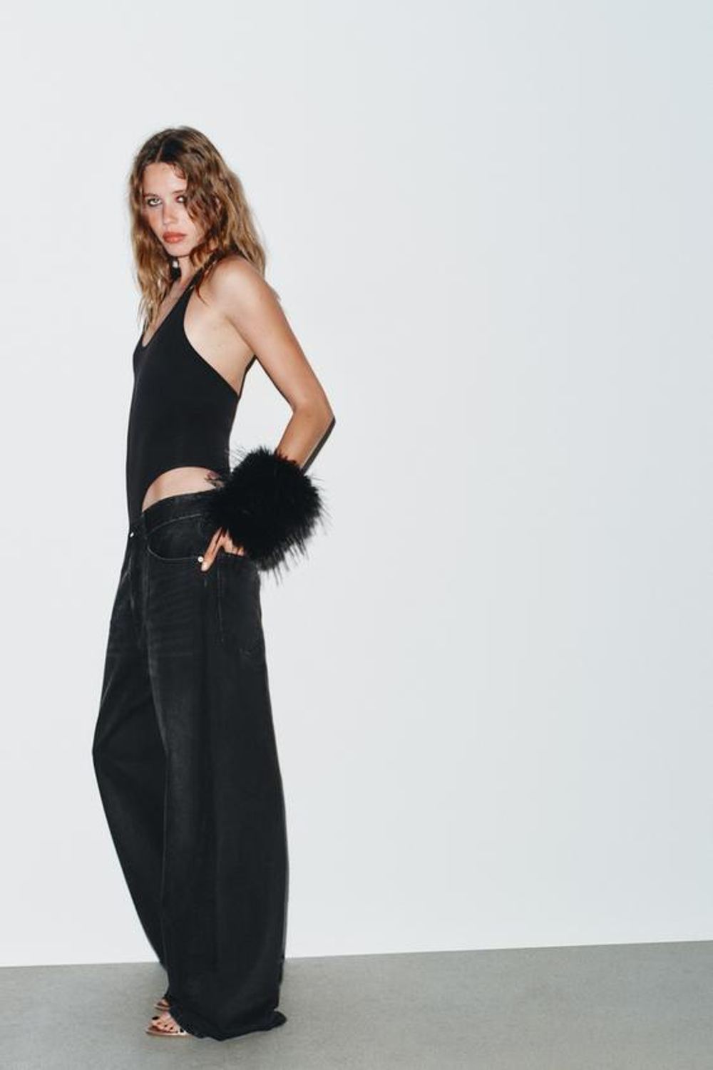 ZARA ДЖИНСЫ TRF СО СРЕДНЕЙ ПОСАДКОЙ И ОТВОРОТОМ НА ПОЯСЕ, ЧЕРНЫЙ