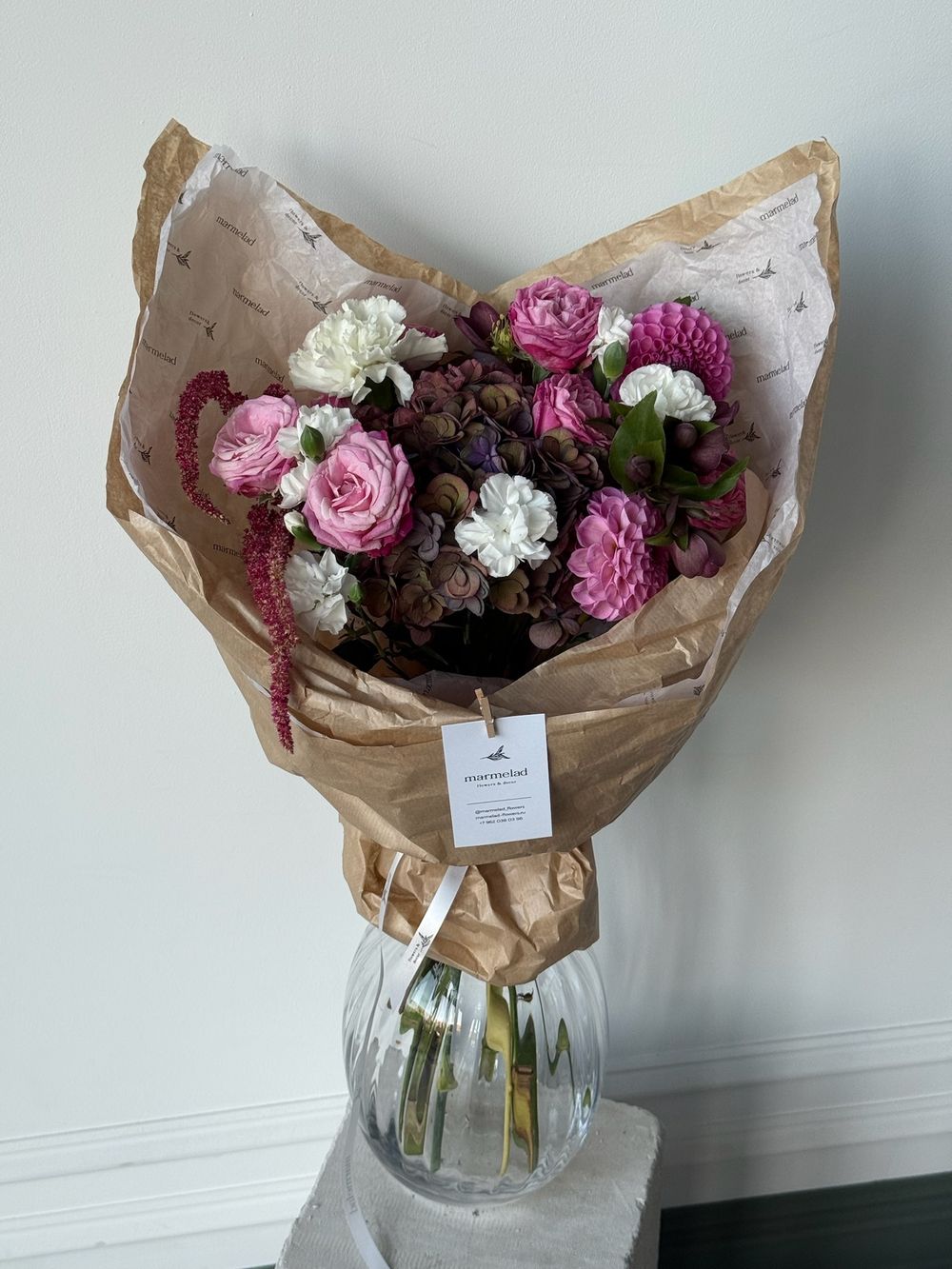 Букет из кустовых пионовидных роз, гортензии, георгин, кустовых диантусов и хелеборуса