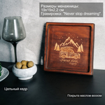 Деревянная менажница из кедра для подачи блюд и закусок с гравировкой "Never stop dreaming"