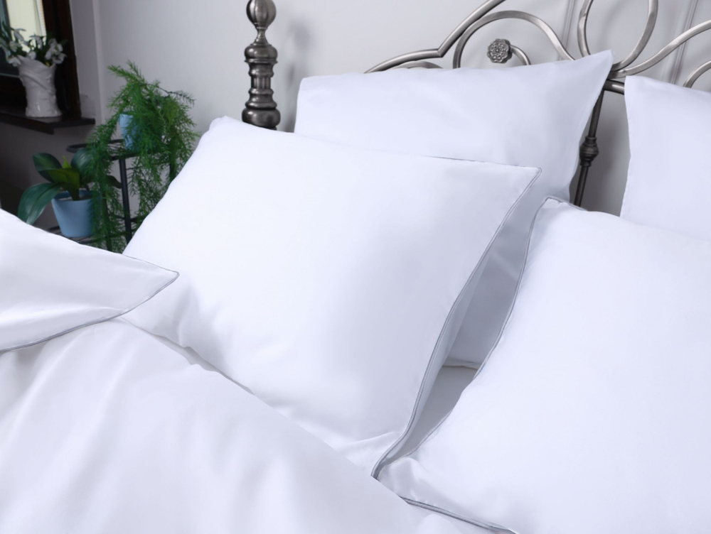 Постельное белье 1.5 спальное Mollen белое с светло-серым кантом