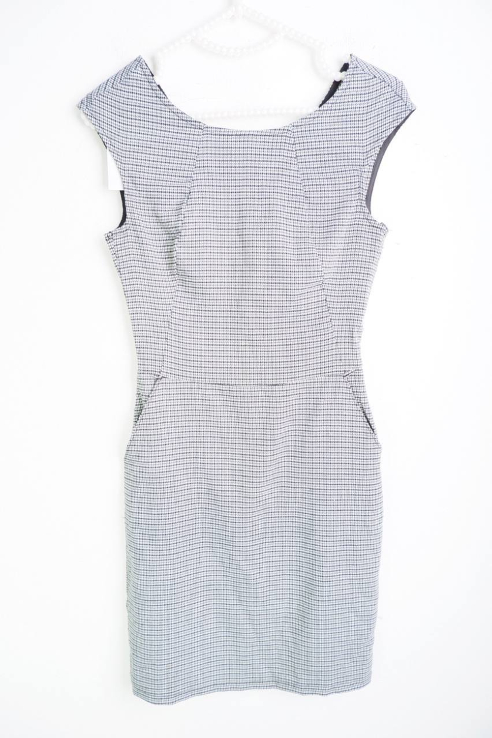 Платье приталенное с кармашками, визуально на 42 размер