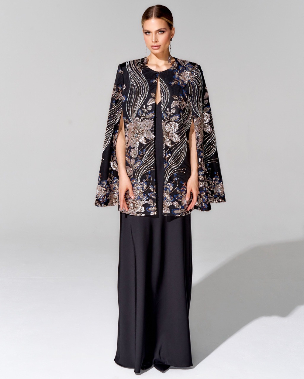 Кейп с вышивкой ручной работы