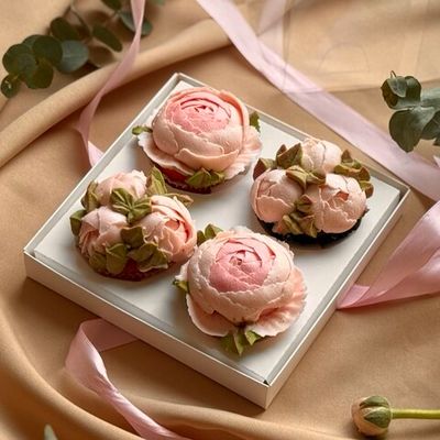 Набор капкейков «Пионовое настроение» — 4 штуки с кремовыми цветами из творожного крема