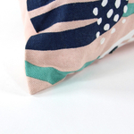 Чехол для подушки цвета пыльной розы с графичным принтом lazy flower cuts&pieces, 30х50 см