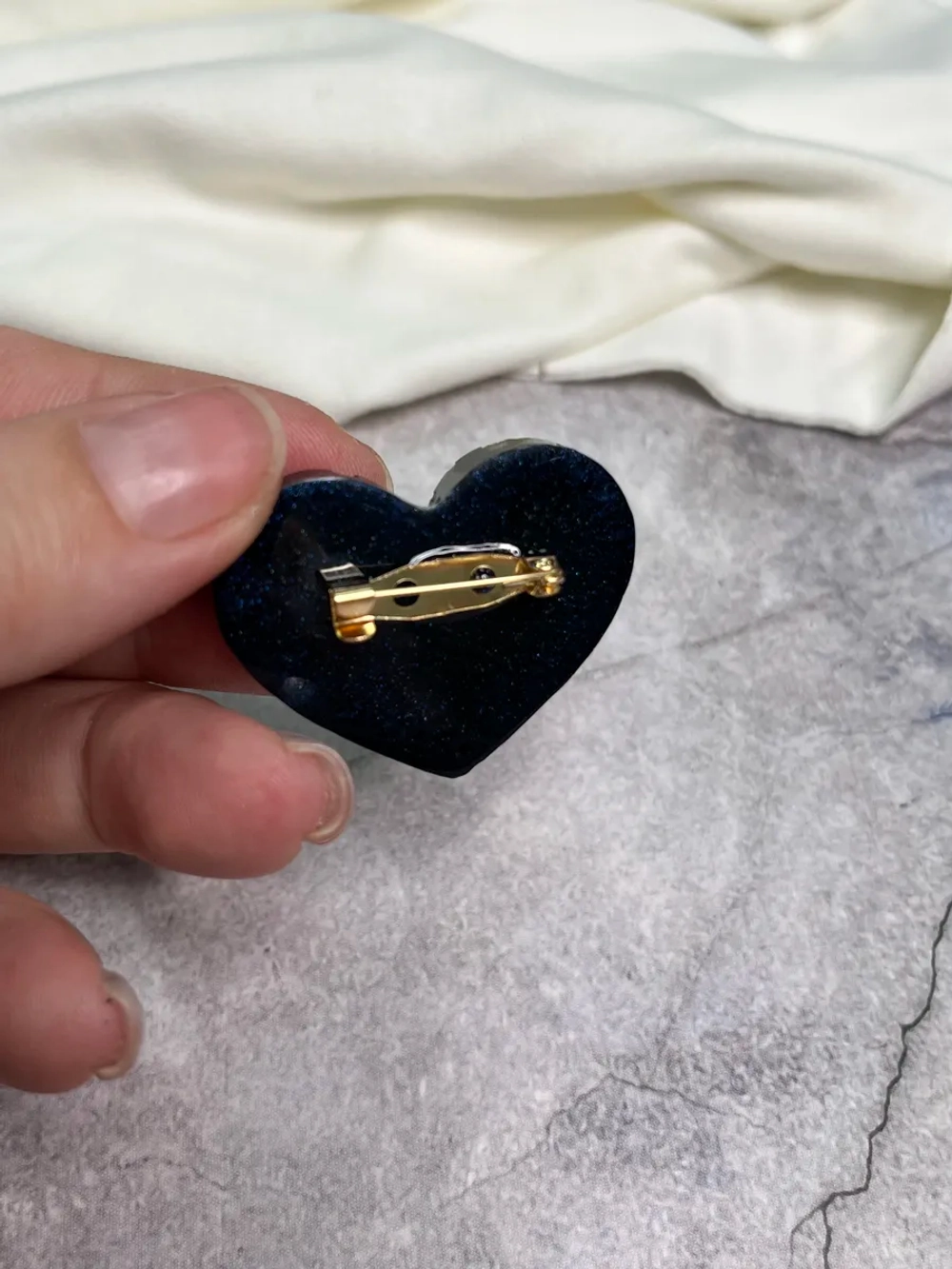 Брошь сердце из эпоксидной смолы