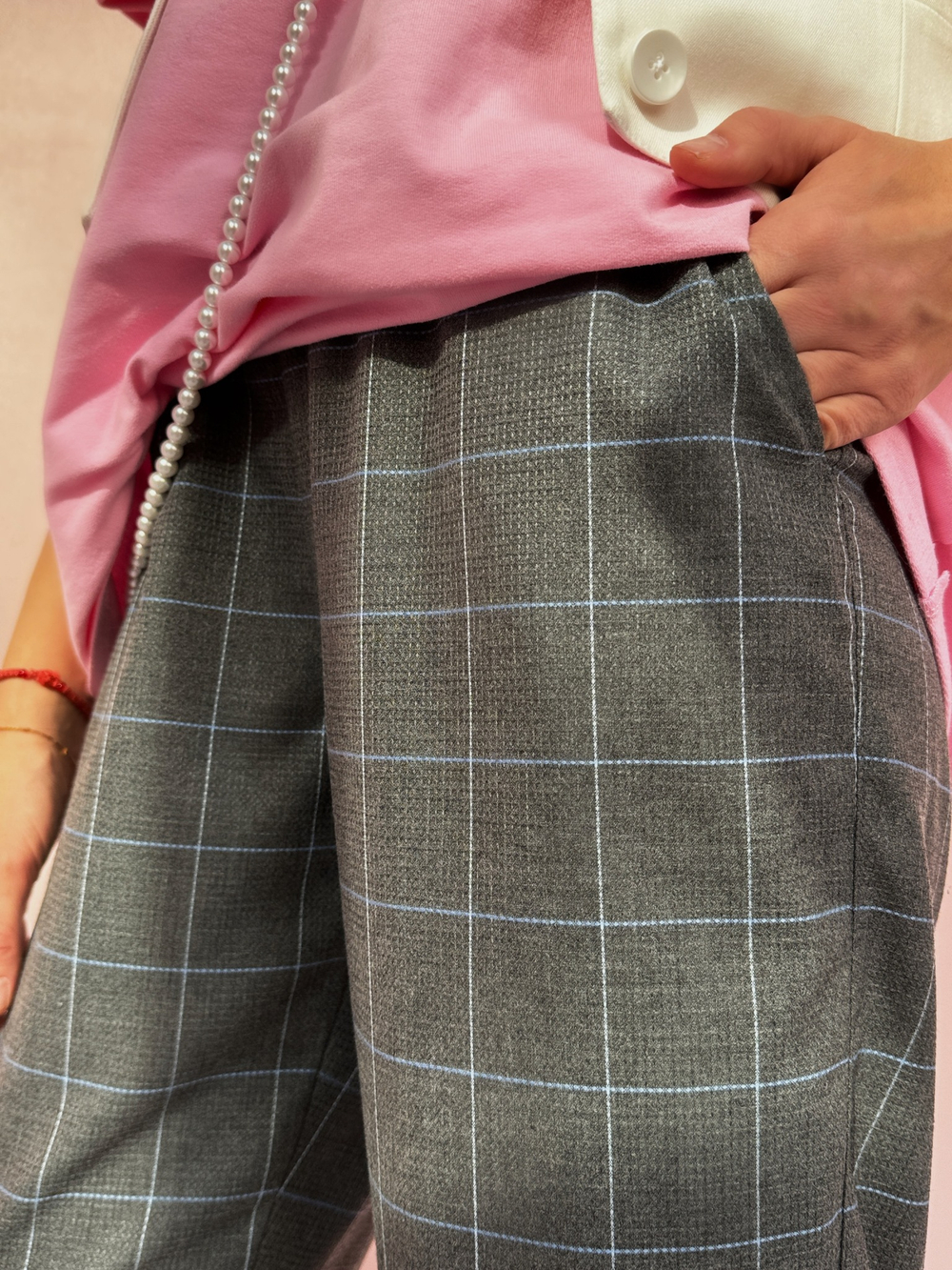 Брюки в клетку серые