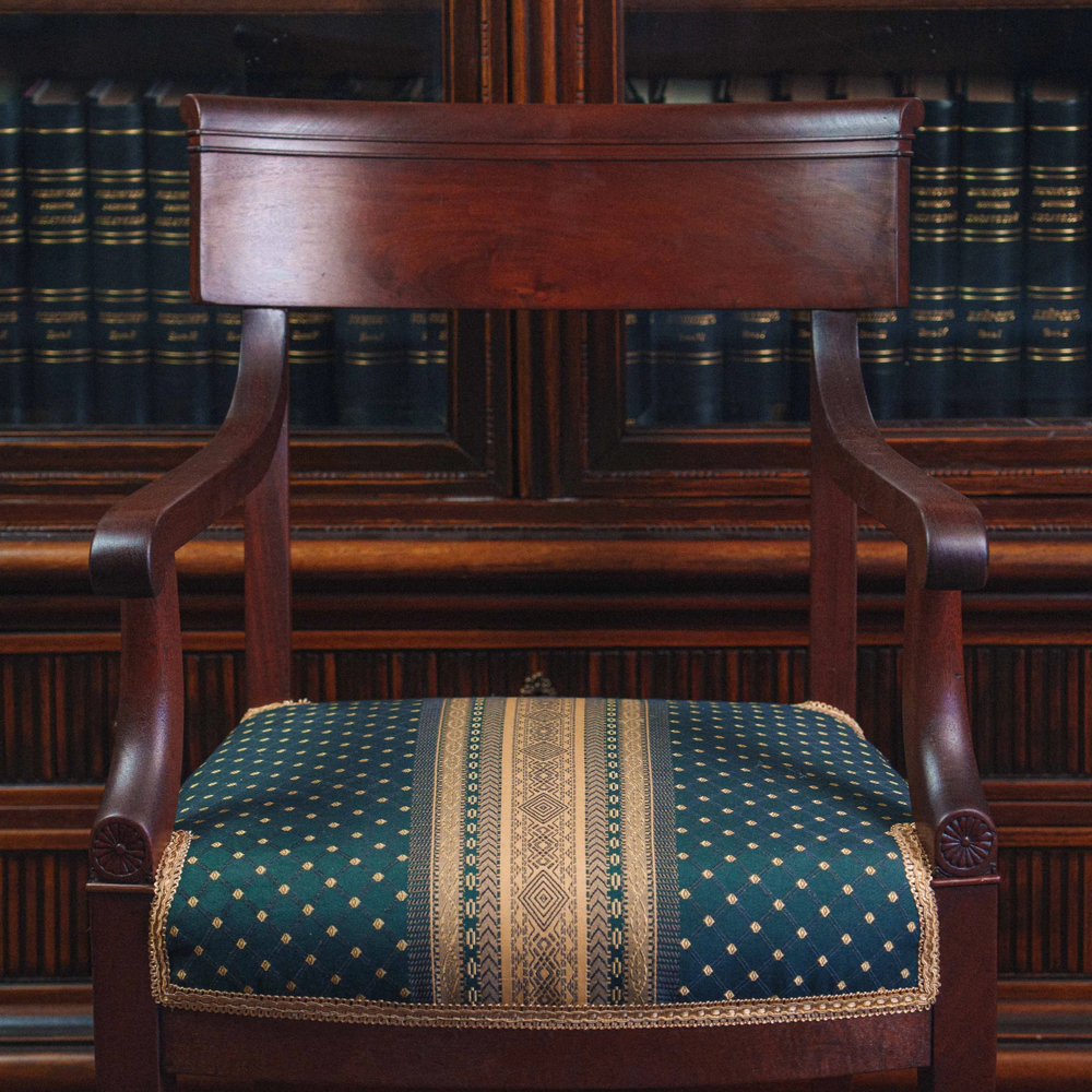 Антикварное кресло кабинетного типа