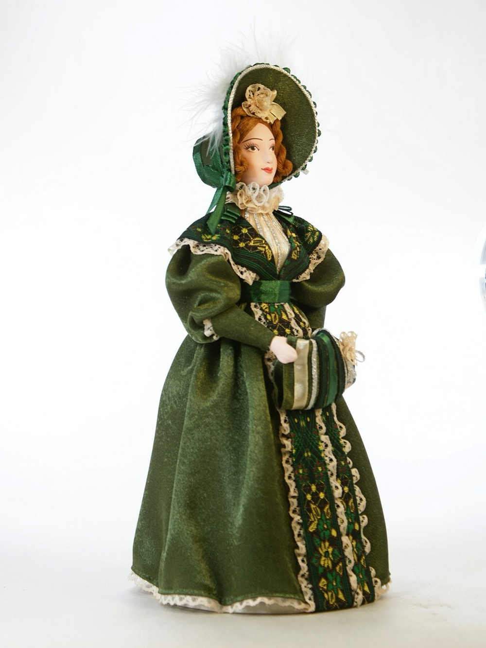 Кукла фарфоровая коллекционная Дама с муфтой и в капоре в костюме 19 века