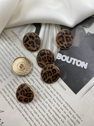 Пуговицы с леопардовым принтом вогнутые