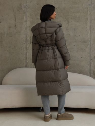 Удлиненный пуховик цвета капучино с объемным капюшоном