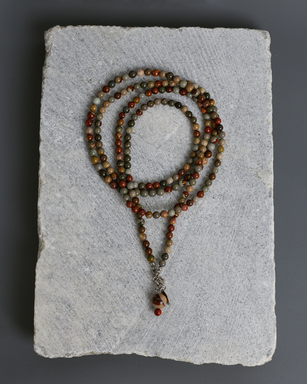 Нить из уральской яшмы