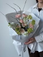 Букет из маттиолы, веток спиреи, диантусов, оксипеталума и кустовых пионовидных роз