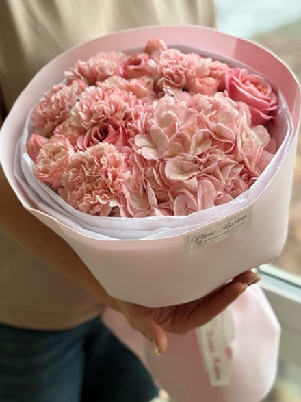 Изящное сочетание сезонных цветов розовой гаммы в стильном оформлении от Флора Маркет